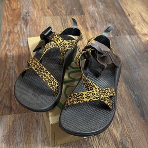 Chaco Big Kids Sandals with Yellow and Brown Pattern size 6 or women’s size 8